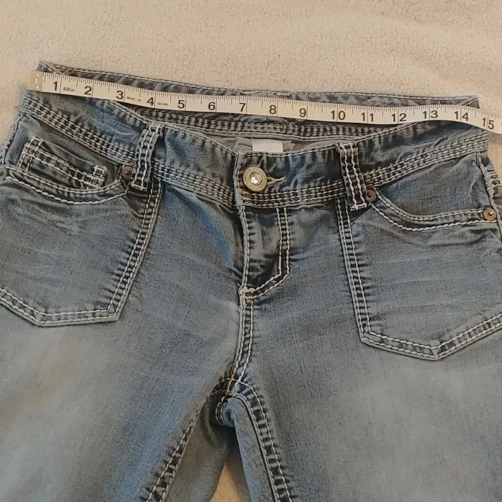 Maurices Stretchy Capri Blue Jeans 5/6 - Picture 7 of 9